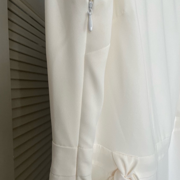 Halston flowy arm dress in Chalk - Picture 4 of 10